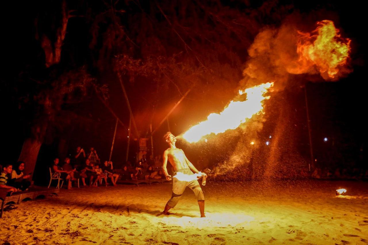 Avani Sepang Goldcoast Resort Kampong Bagan Lalang Exterior foto Luau fire dancer