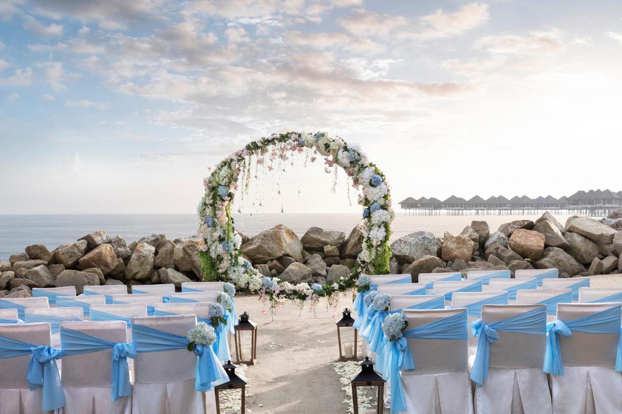 Avani Sepang Goldcoast Resort Kampong Bagan Lalang Exterior foto Wedding ceremony at the beach