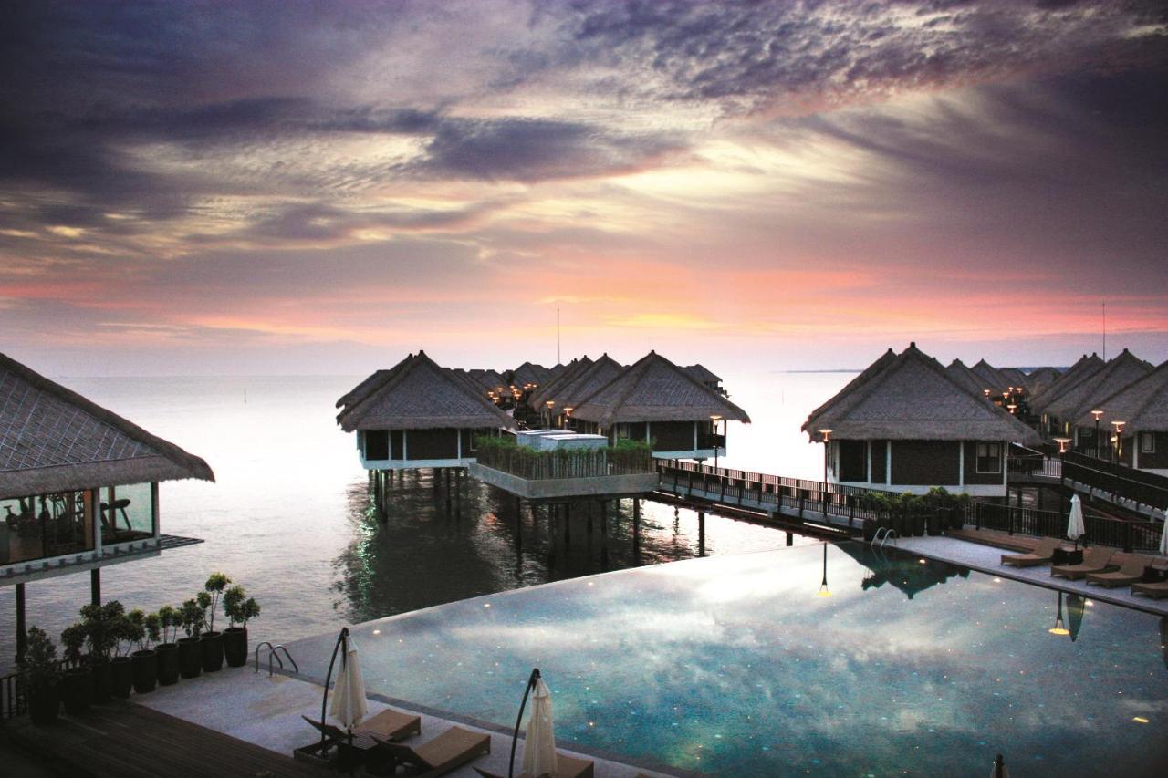 Avani Sepang Goldcoast Resort Kampong Bagan Lalang Exterior foto The resort's overwater villas