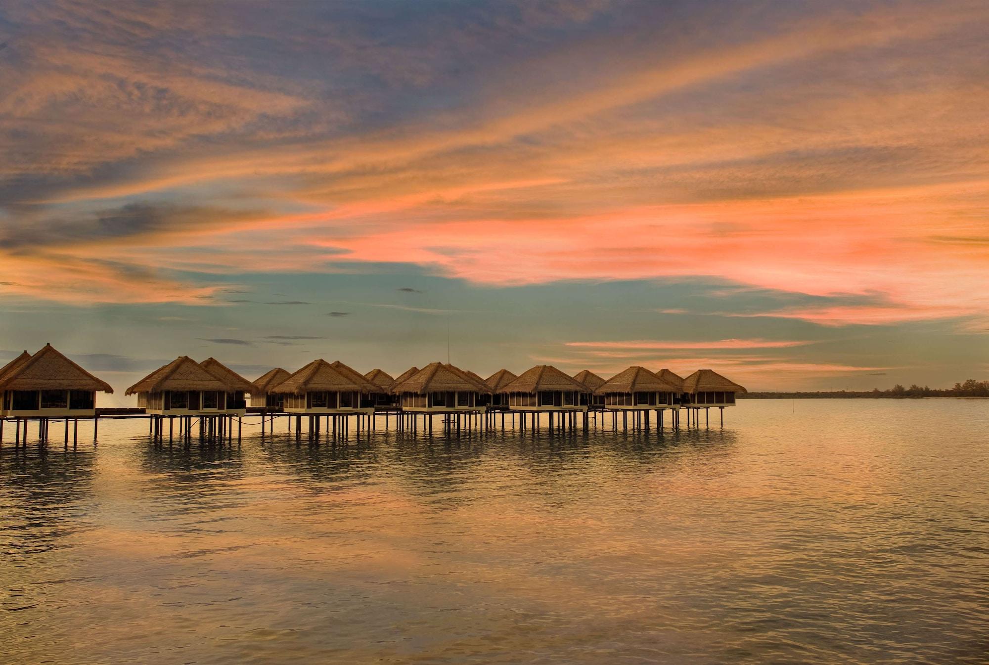 Avani Sepang Goldcoast Resort Kampong Bagan Lalang Exterior foto Sunset at the Shangri-La Resort