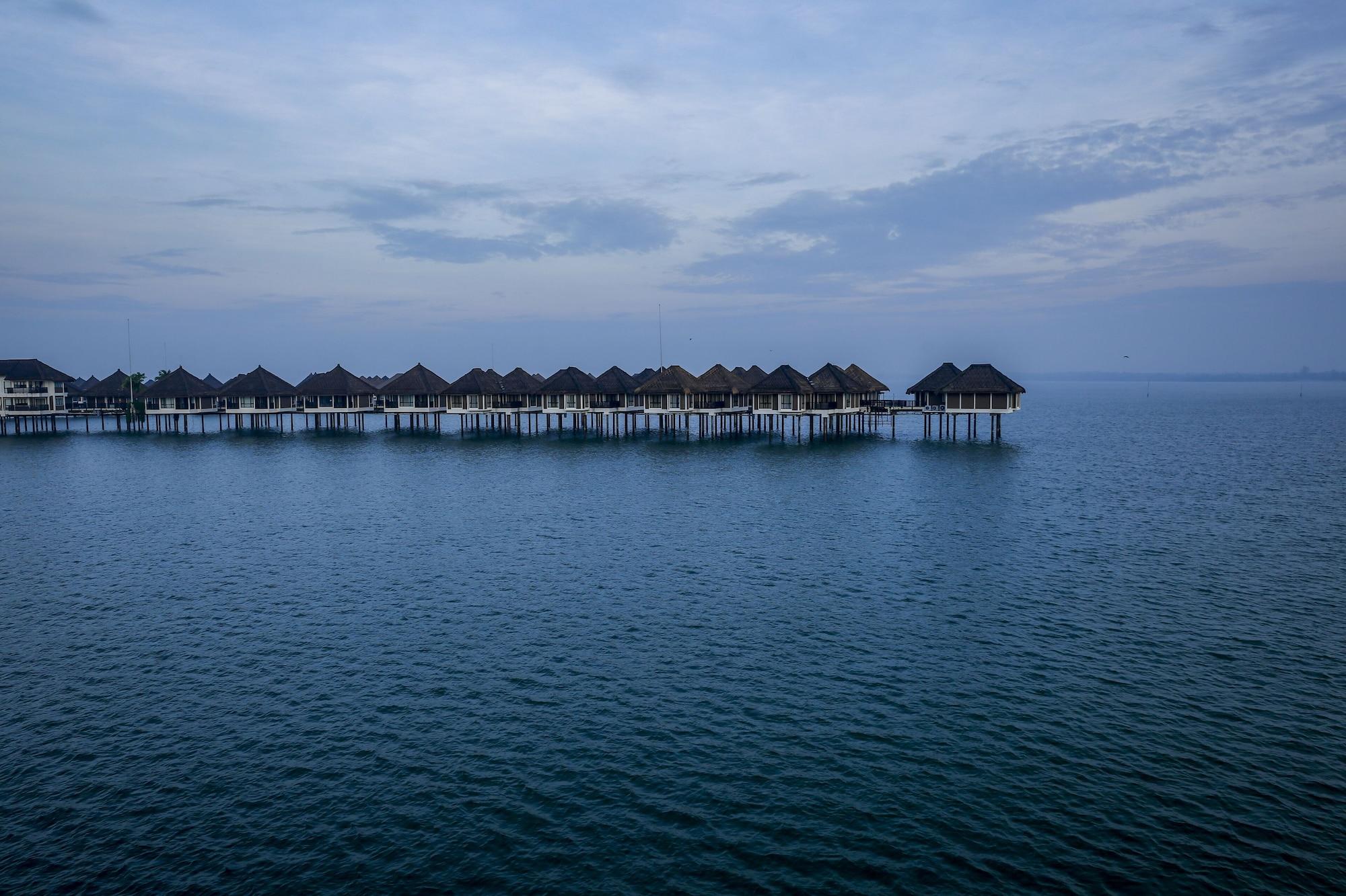 Avani Sepang Goldcoast Resort Kampong Bagan Lalang Exterior foto Overwater bungalows at the resort