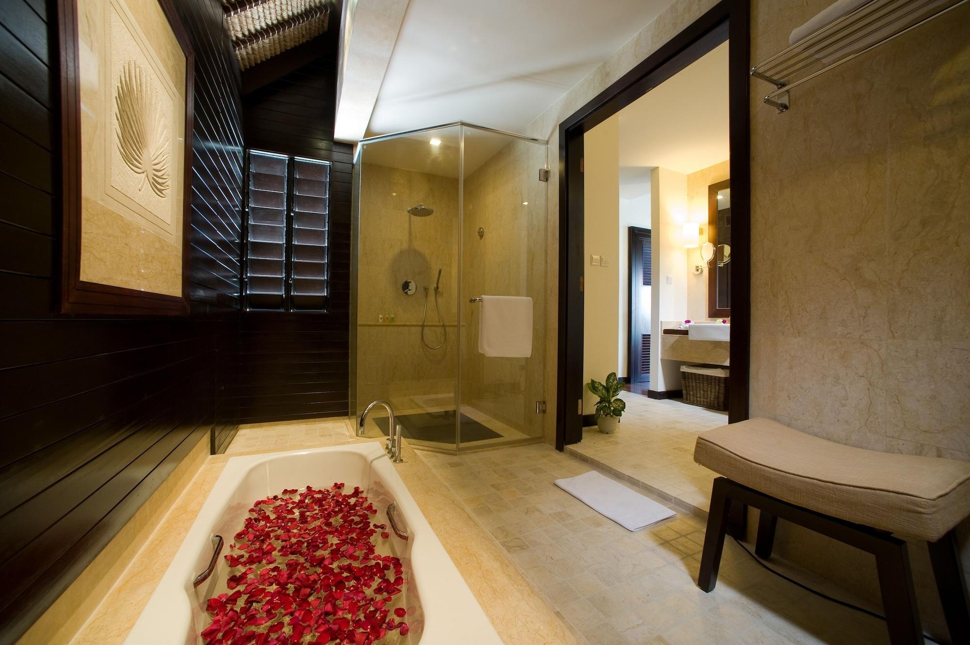 Avani Sepang Goldcoast Resort Kampong Bagan Lalang Exterior foto A bathroom at The Oberoi, Mumbai