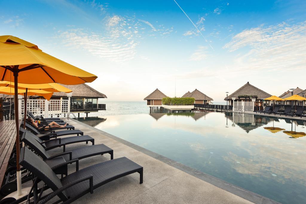 Avani Sepang Goldcoast Resort Kampong Bagan Lalang Exterior foto The resort's infinity pool
