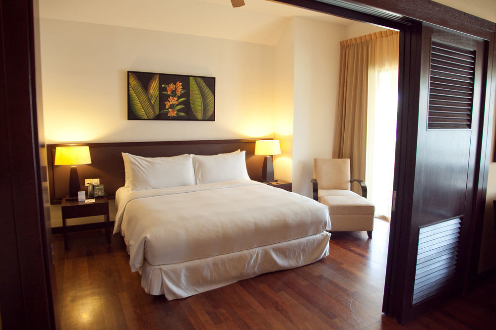 Avani Sepang Goldcoast Resort Kampong Bagan Lalang Exterior foto A bedroom at the Shangri-La Hotel, Kuala Lumpur